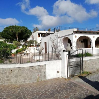 Villa Loretta a Lipari centro zona residenziale